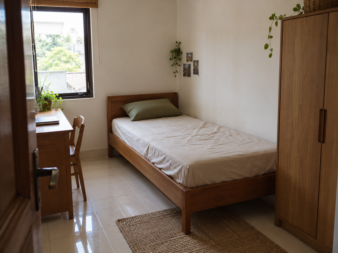 Ilustrasi kamar kos dengan springbed, meja belajar, dan cahaya alami